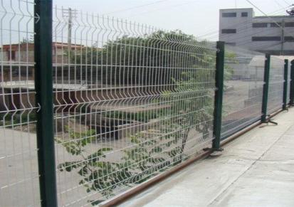 桃型柱护栏网高速公路围栏铁丝网加粗户外护栏围墙防锈养殖隔离网