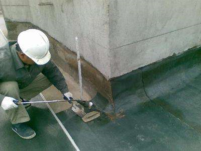 做好防水涂料施工工艺  保障家居墙地面不渗漏