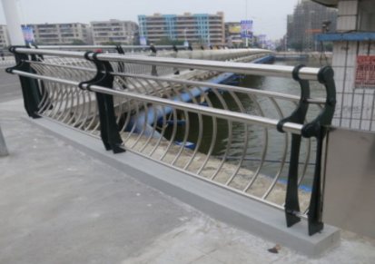 市政桥梁护栏批发 钢结构桥梁护栏定制 钢制桥梁护栏生产 航拓
