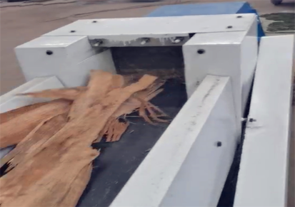 卧式全自动新型按树皮粉碎机视频 干湿两用树枝叶粉碎机郑州亚美机械