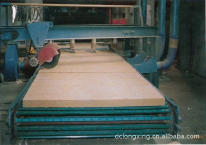 本厂长期供应岩棉板生产线