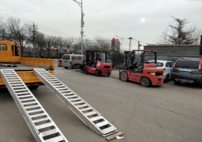 乌鲁木齐水磨沟叉车租赁 叉车卸货 机械设备运输 移位置