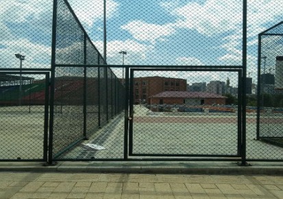 体育场护栏 体育场金属围网 篮球场护栏 大学操场防护网