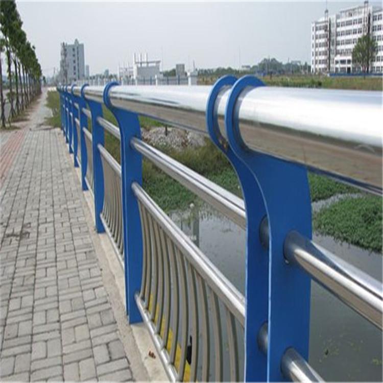 防撞钢板立柱，304不锈钢复合管立柱，不锈钢复合管护栏报价