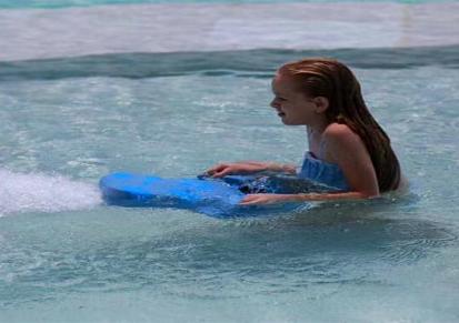 水平面小鲨鱼电动冲浪板儿童智能动力浮板深圳滑水板水上运动浮潜玩具产品