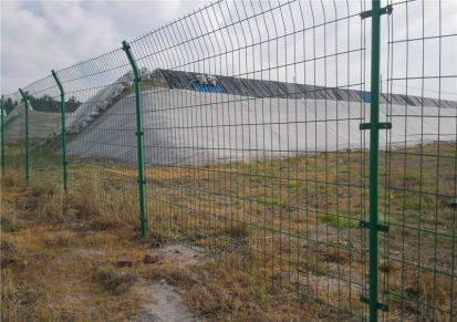 厂家供应公路护栏网双边丝护栏果园围栏养鸡围栏网可定做