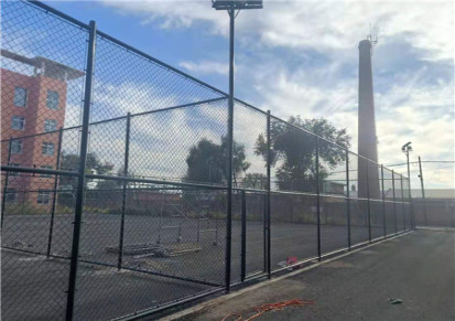 辉源笼式足球场围网 网球场护栏安装到位