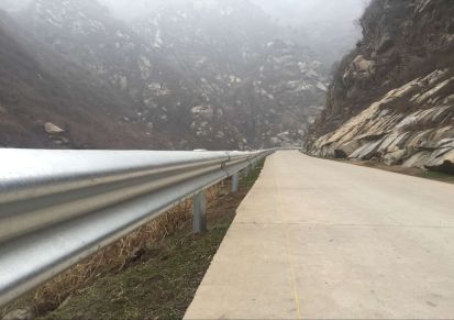 新疆波形护栏厂家拉瑞斯 高速公路防撞护栏板 省道护栏 高速公路波形护栏