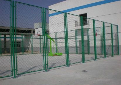 厂家供应球场围栏护栏网体育场隔离铁网欢迎订购