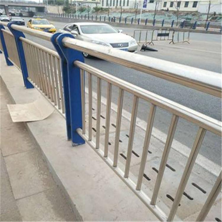 防撞钢板立柱，304不锈钢复合管立柱，不锈钢复合管护栏报价