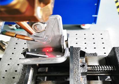 模具激光焊接机器 激光跟踪焊缝焊接机器人 鲁科智光