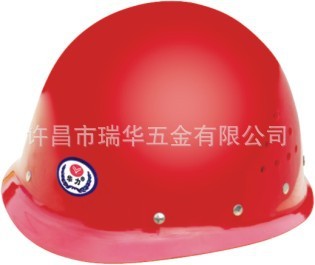 日式安全帽 带铆钉装饰和多个透气孔