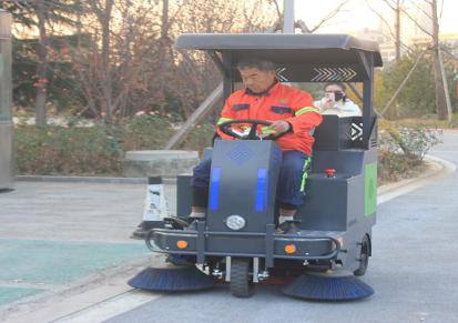 洁斯顿 环卫路面清扫车 驾驶式吸尘扫地机 公园小型喷水降尘扫地车批发 厂家直销