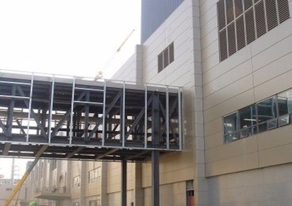 钢结构连廊订制加工/福鑫腾达彩钢钢构公司质量保证