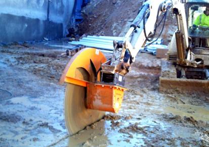挖机改装岩石锯速度快 勾机驱动挖改锯效率高 万泽锦达
