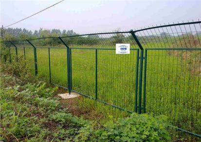 润潭生产公路铁路防护栏 生产加工绿色隔离网片 加筋金属铁丝网