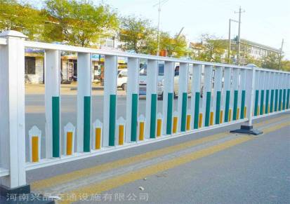 供应安装郑州市政道路护栏马路两边人车分离镀锌管栏杆京式交通隔离栏