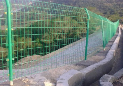 供应铁丝框架护栏网 双边丝高速公路隔离护栏网 养殖圈地绿化护栏