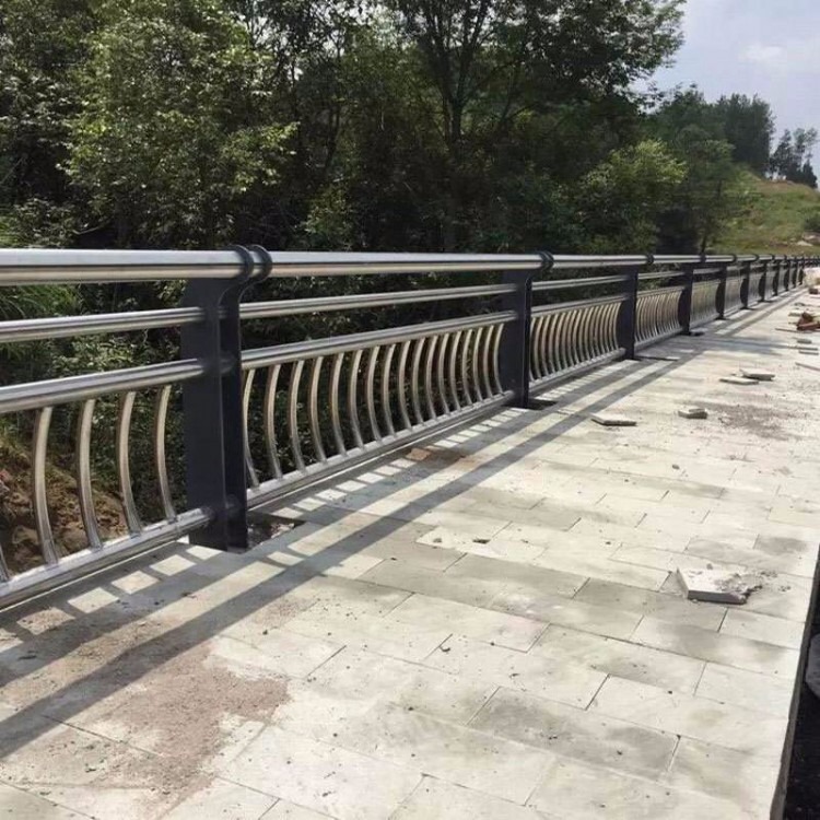 河南公路防撞护栏大量生产  304不锈钢复合管护栏大量生产