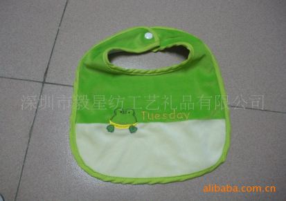 供应婴儿绣花口水巾，围兜，毛巾料+防水料，摩术粘贴