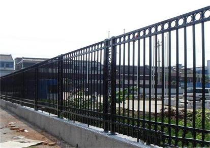 蓝白色工业区镀锌方管组装锌钢护栏淼发支持定制