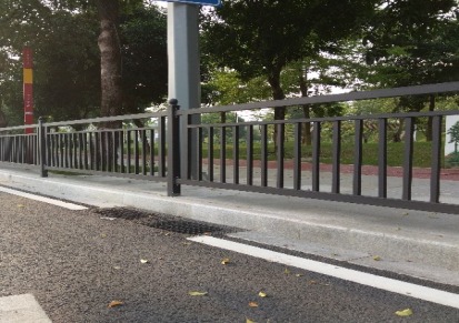 市政护栏厂家生产 揭阳京式护栏现货供应 公路护栏款式 人行道隔离栏杆价格