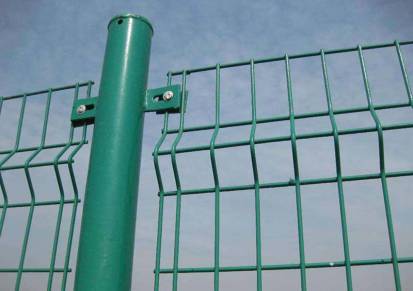 围栏网厂家护栏板多少钱一米水源地隔离网信爱