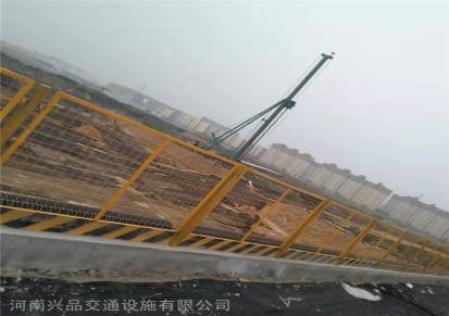 河南工厂供应红白基坑护栏网工程建筑施工隔离防护栏电梯防护门现货