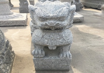 定制各类石雕动物工艺品 汉白玉雕刻石狮子 造型戏珠看门石狮
