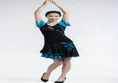新款夏季广场舞短袖上衣刺绣拉丁舞女士跳舞服成人现代舞蹈表演服
