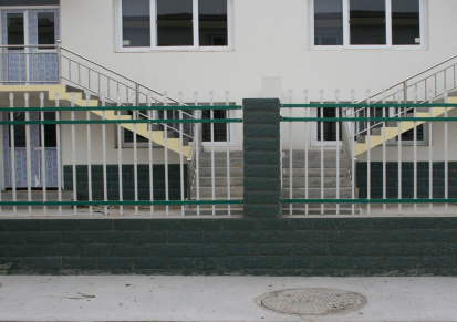 奥伦锌钢护栏 组装式围墙护栏加工 双向弯头锌钢防护栅栏定制