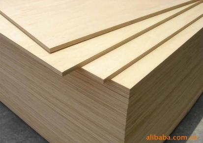 平安树》牌多层胶合板，双面平整，可贴面，中板整板